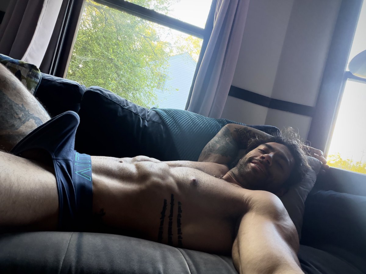 KlymBrandon's tweet photo. Come cuddle boo https://t.co/1yuY8qCt5t