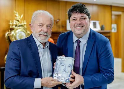 MLauraAssis's tweet photo. 🇧🇷🇦🇷 | Jornalista petista que promovia campanha de ódio contra Javier Milei é deportado ao chegar à Argentina e fica proibido de ingressar no país pelos próximos cinco anos.

👏👏👏 https://t.co/sCSE0BEX9i