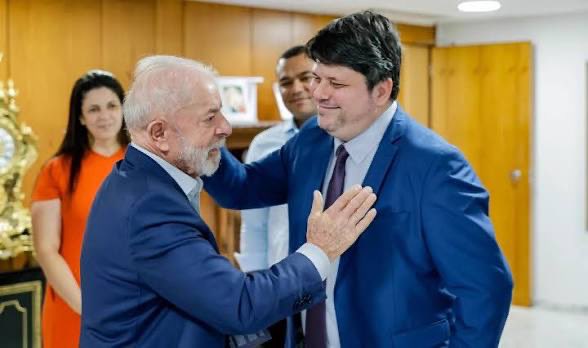 MLauraAssis's tweet photo. 🇧🇷🇦🇷 | Jornalista petista que promovia campanha de ódio contra Javier Milei é deportado ao chegar à Argentina e fica proibido de ingressar no país pelos próximos cinco anos.

👏👏👏 https://t.co/sCSE0BEX9i