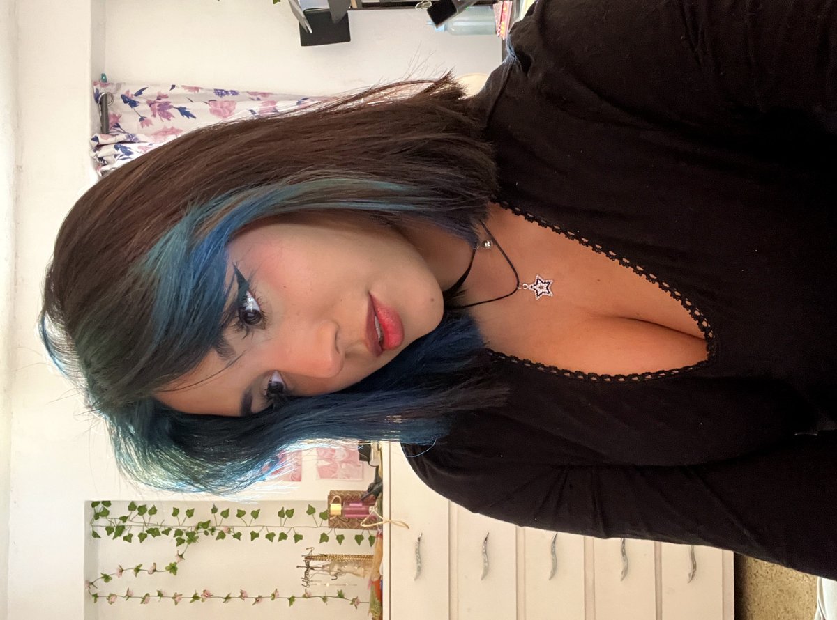 Zoee_princes's tweet photo. @notliliana__ hmmm, only if you’re nice 😉 https://t.co/wvfv9KnWJE