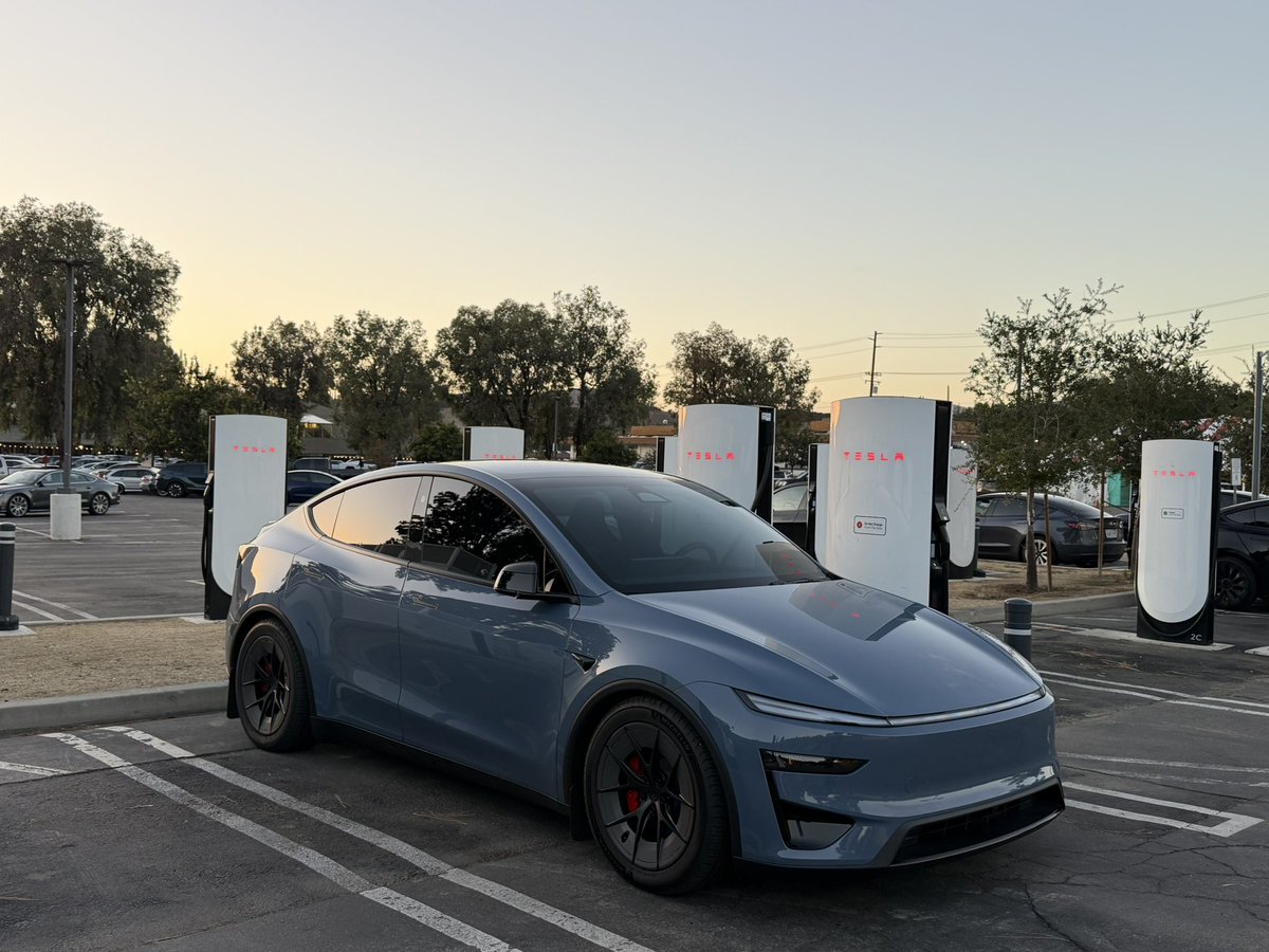 BLKMDL3's tweet photo. Supercharging my friends Frost Blue Model Y Performance ⚡️ https://t.co/Kjhj8h5Zmf