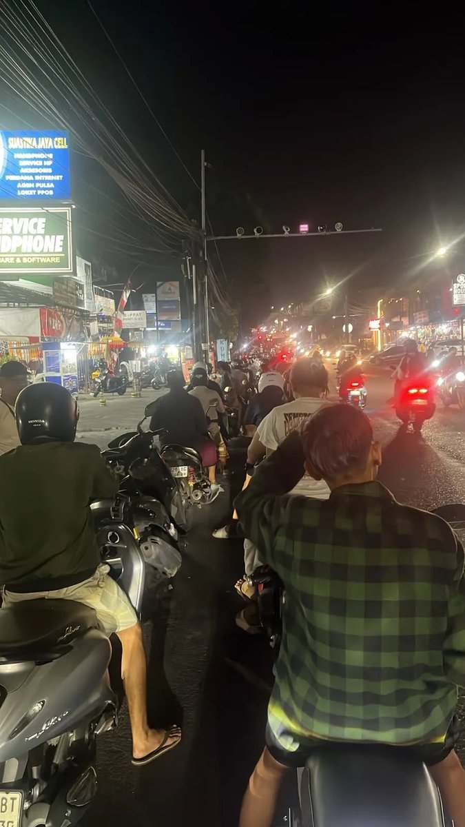 KapudS640's tweet photo. Pemerintah b*jingan! Rakyatnya disiksa dari berbagai aspek. Bali itu daerah yang nggak banyak transportasi umum. BBM langka kayak gini tentu bikin chaos dan semuanya lumpuh, karena kita mengandalkan kendaraan pribadi. Sekarang BBM malah langka.

Ini video SPBU dekat perumahanku, yang di sampingnya ada DPRD Tabanan. Tadi berangkat ke sekolah aja susah masuk ke jalan sekolah karena antrean di SPBU Pesiapan sampai nutupin Jalan Nias. Pas pulang, antrean SPBU Sanggulan juga nutupin jalan masuk ke Perumahan Sanggulan.

Muak banget!