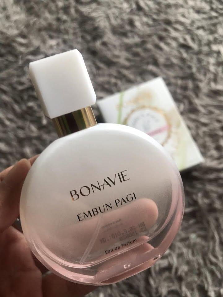 oceaeneyess's tweet photo. SUMPAH INI ENAK BANGET WANGINYAAA
sesuai namanya, Embun Pagi... wanginya kebayang seperti udara sejuk di pagi hari, bunga yang masih basah oleh embun, dan sinar matahari yang menyentuh kulit 🤍🌷 https://t.co/CodjE2cHR7