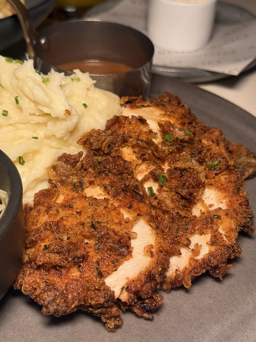 ohwawa_'s tweet photo. Evelyn Bar &amp; Kitchen | New York 

Pleaseeee get the Fried Cauliflower, Buttermilk Fried Chicken, and Crab &amp; Leek Pasta. 

Thank me later ✨ https://t.co/m9Msu3fqbw