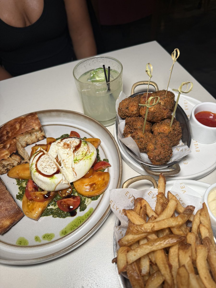 ohwawa_'s tweet photo. Evelyn Bar &amp; Kitchen | New York 

Pleaseeee get the Fried Cauliflower, Buttermilk Fried Chicken, and Crab &amp; Leek Pasta. 

Thank me later ✨ https://t.co/m9Msu3fqbw