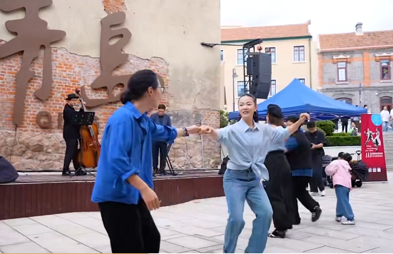kongming911's tweet photo. Swing dancing and jazz music brought Taixingli, one of Qingdao's largest traditional courtyard complexes, to life during the National Day holiday. https://t.co/OXydLzP7oV