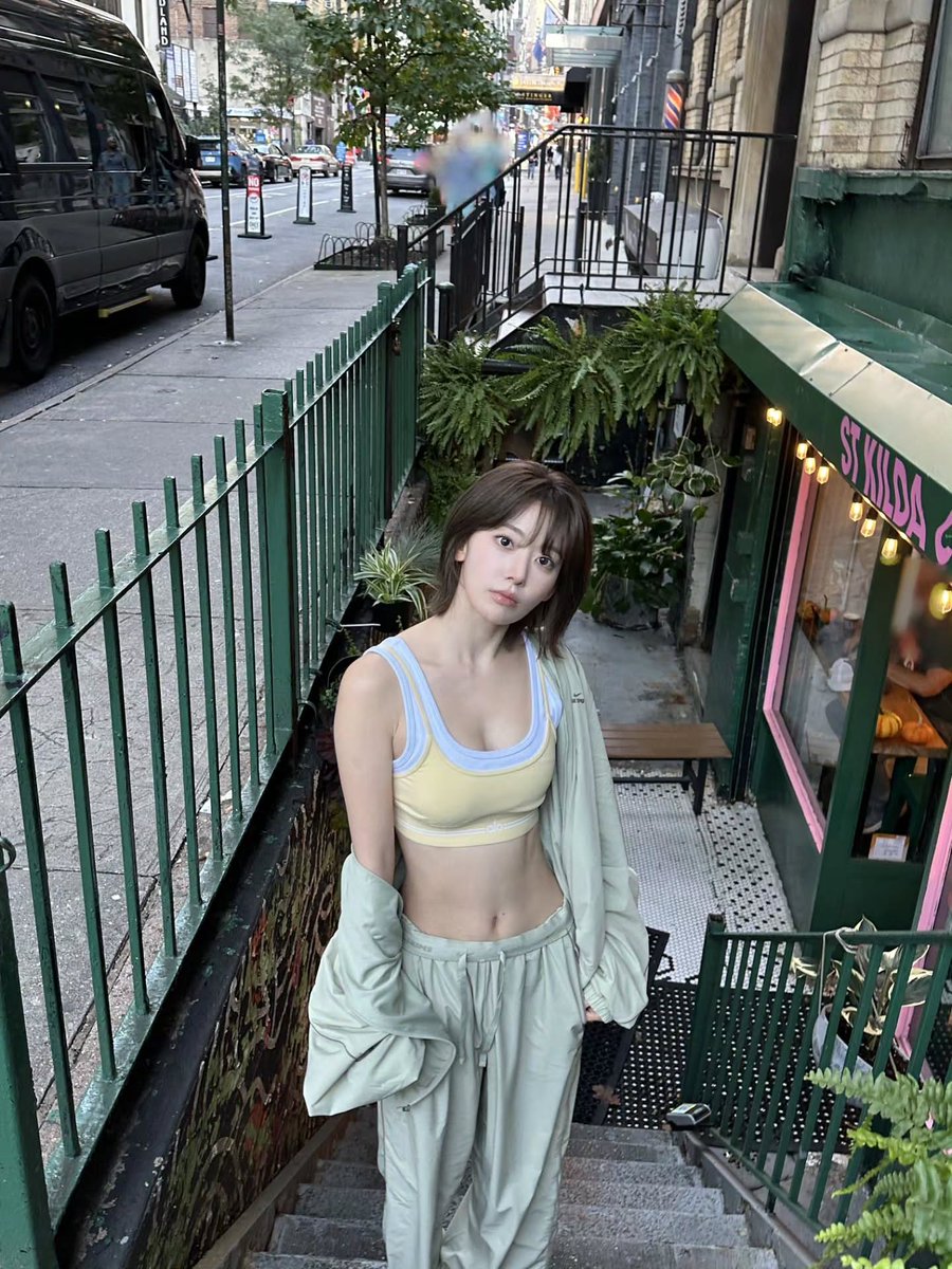 kcwwife's tweet photo. I'M SO HUNGRY https://t.co/plMGfZULAc