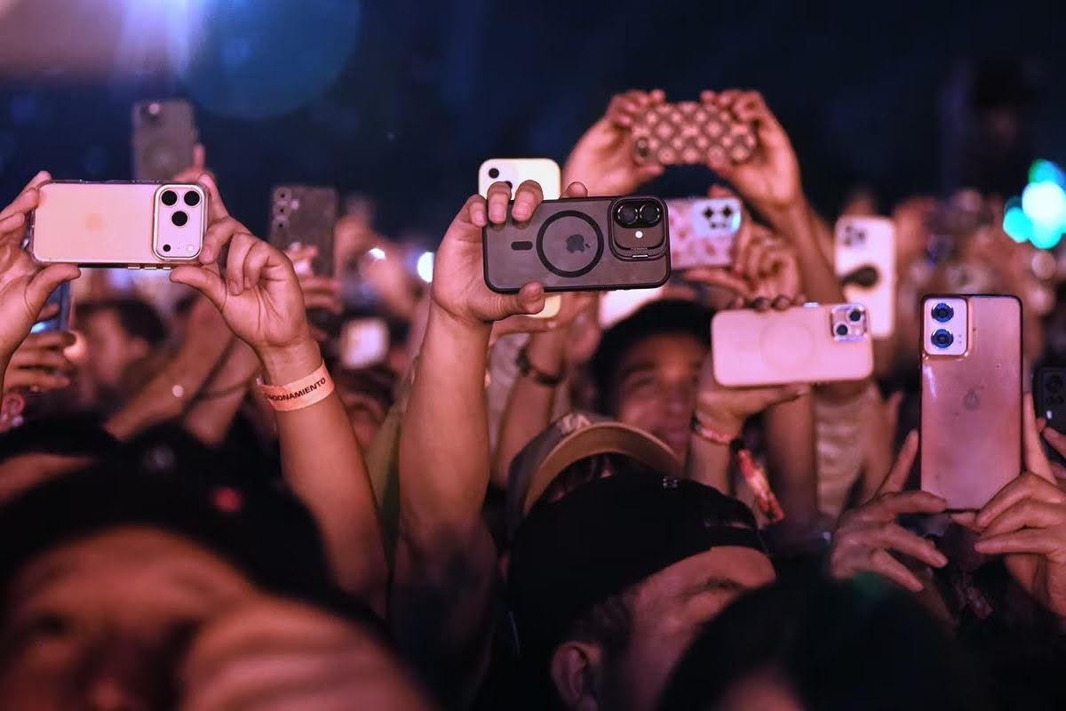 backstageonair's tweet photo. ¿VIVIR EL RECITAL O GRABARLO? 📱🎤
En una época en la que todo parece digno de ser registrado, disfrutar un recital sin sacar el celular se convirtió en tema de debate.
¿Grabamos para recordar o nos perdemos el momento por querer conservarlo?
🧵 Abrimos el debate. https://t.co/JrIc7CwCUY