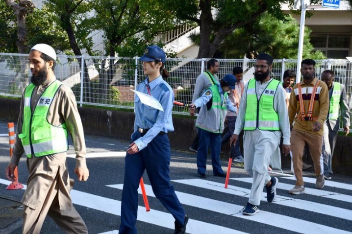 hamusoku's tweet photo. 千葉県市川市のムスリム達による小学生パトロールが海外でも馬鹿にされて炎上している・・・

パトロールしようと思ったきっかけが今まで許可されていた公園を占拠してやっていた集団礼拝ができなくなったこと
それをきっかけに「地域社会の貢献活動としてパトロール」してるみたいだけど、なんでパトロールなんだろうな？
川口クルドも同じことやってたけど

あれを全部犯罪的な視点で批判するつもりもないけれど（世界中でやってることを見ればそう思われるのも仕方ないが・・・）

本当に日本社会に貢献したいと思うなら、まずムスリム達がやることってパトロールじゃなくて、同胞たちが違法建築したモスクを破壊することとヤードの中のパトロール

あんな身内の違法建築モスクや中で何をやってるかわからないヤードをスルーして、小学生パトロールって何が目的なんだよ・・・