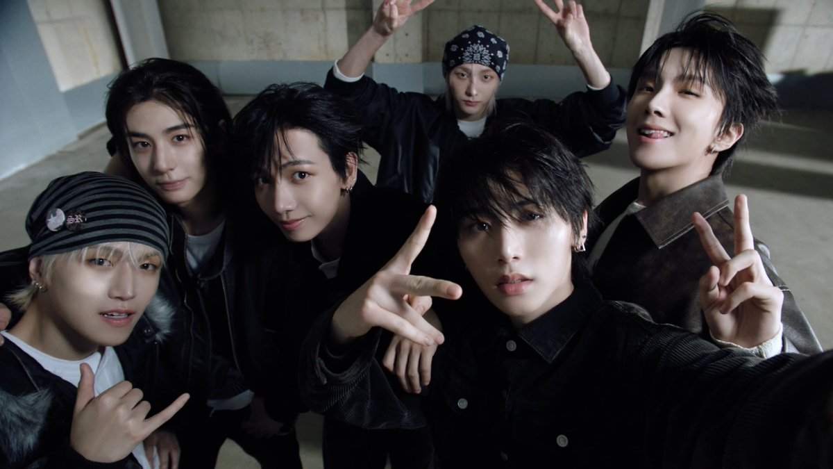 mycatdongmin's tweet photo. taesan taking a group selfie for everyone ^__^ so cute.. https://t.co/1A7AotuuJL