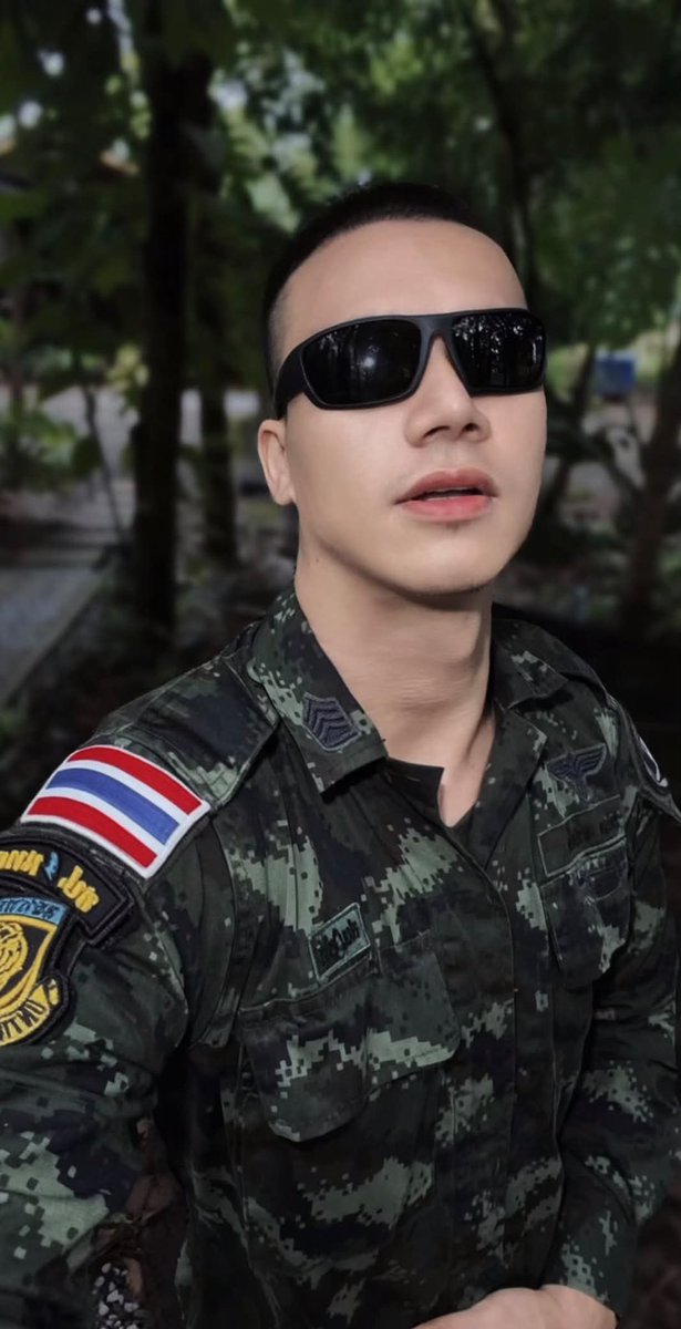 topmenyou's tweet photo. พรี่ทหารออกมาถือปืนยาวๆ เอาท์ดอร์แบบนี้ ใจคอบ่อดีเลยครับ https://t.co/HxdmiwOpKg