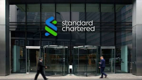 SpaceXNoteKR's tweet photo. 💵 Standard Chartered가 Ripple의 ‘디지털 달러’를 보관한다

Standard Chartered가 Ripple의 달러 스테이블코인 RLUSD에 대한 기관 전용 수탁 서비스를 시작했습니다. 서비스는 두바이금융서비스청의 감독을 받는 DIFC 지점을 통해 제공됩니다.

더 주목할 부분은 Standard Chartered·Ripple·LMAX Group은 RLUSD를 거래와 담보 관리에 활용하는 방안도 추진하고 있습니다. 실제 토큰을 거래소로 옮기지 않고 담보 가치를 반영해, 이전 과정의 위험과 자본 비효율을 줄이겠다는 구상입니다.

🏦 은행의 수탁
💵 스테이블코인의 담보화
⚡ 기관 거래 인프라와의 연결

스테이블코인이 단순 결제수단을 넘어 기관 금융의 ‘현금성 담보’로 확장되는 흐름입니다. 다만 담보 연동은 아직 문서화·테스트·규제 승인 등이 남아 있습니다.

그리고 이 흐름과 관련해 Canary Capital의 $XRPC 는 XRP를 보유해 가격 움직임에 노출되는 상품입니다. RLUSD의 채택 확대가 XRP 가격 상승을 보장하는 것은 아니지만, XRP Ledger 생태계의 기관 활용도를 살펴볼 관전 포인트는 될 수 있습니다.

여러분은 스테이블코인이 글로벌 금융의 새로운 담보가 될 것으로 보시나요, 아니면 규제와 변동성이 더 큰 장���이라고 보시나요?

#StandardChartered #ripple
