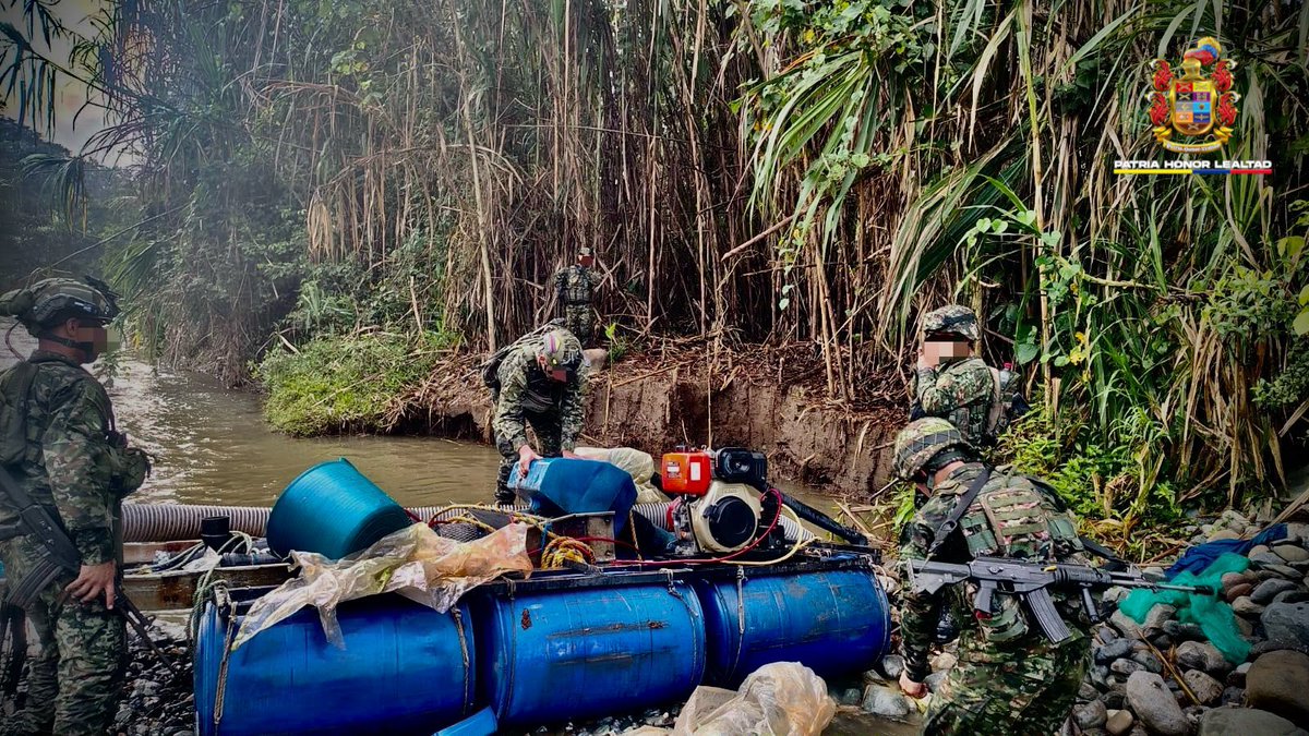 COL_EJERCITO's tweet photo. 🔴📢🕔 #LaPrimeraDelDía | Frenamos una economía ilícita que generaría más de 2.250 millones de pesos mensuales por la extracción ilegal de oro en el norte del #Cauca. 

En Villa Rica, tropas de la #Brigada29 de @Ejercito_Div3, en coordinación con la @PoliciaColombia, capturaron en flagrancia a tres personas e inutilizaron maquinaria avaluada en más de 1.330 millones de pesos, afectando las finanzas ilícitas que presuntamente sostienen a la estructura Jaime Martínez, vinculada a alias Iván Mordisco.

#ContraLaAmenaza
#ContraLaMinería