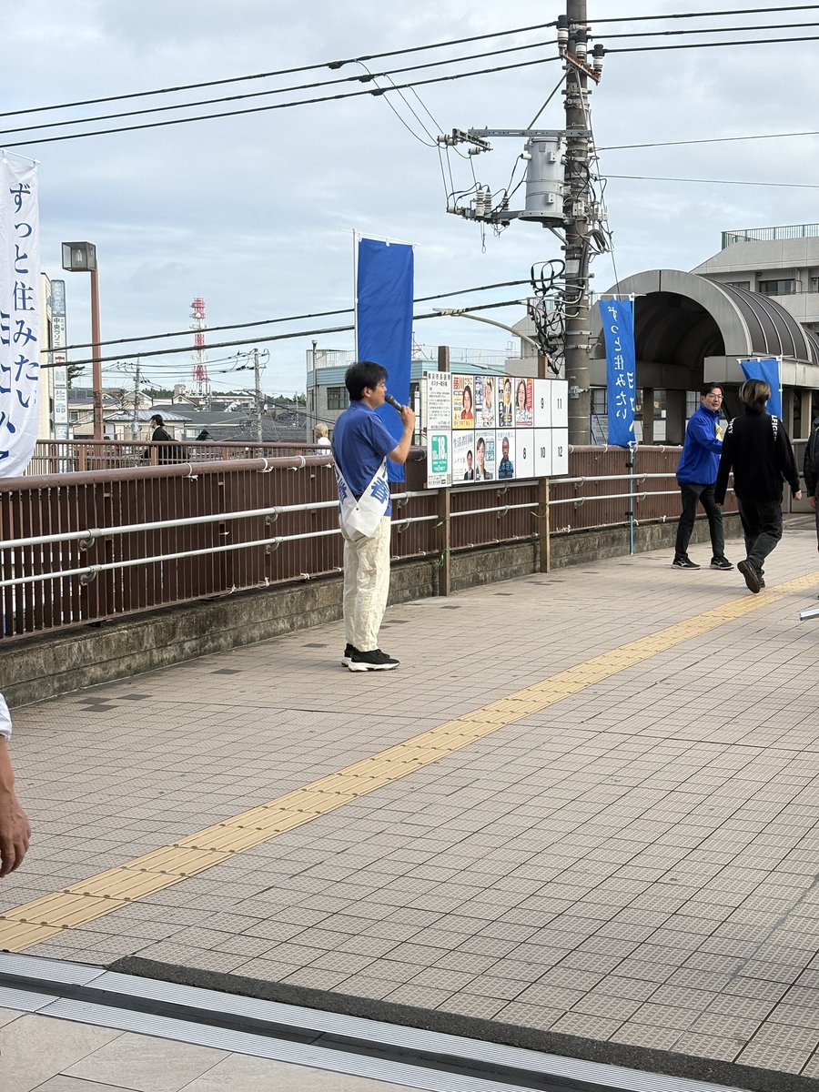 TK_kokumin's tweet photo. @usagi_s2_ 僕が通勤で到着したタイミングで演説初めて一言目は謝罪からでした！
橋の下に本人街宣車いてテンション上がりました！！ https://t.co/igatn0CUHg