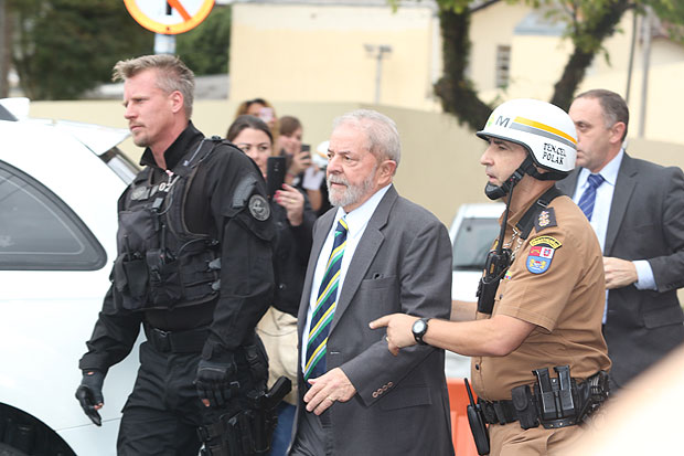 bygatodeoculos's tweet photo. @camilajoliveira Policia Federal com o Lula https://t.co/hOHgSmrvMY