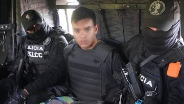 LaKarapancita's tweet photo. BETINHO Y BEIÇO DE MULA: LOS CAPOS DEL PCC QUE VIVÍAN COMO MILLONARIOS EN SANTA CRUZ

Roberto Prieto Filho, alias Betinho, y Márcio Barbosa da Silva, alias Beiço de Mula, cabecillas del Primer Comando de la Capital (PCC), vivían en condominios exclusivos, conducían vehículos de alta gama y frecuentaban restaurantes de lujo en Santa Cruz de la Sierra, mientras coordinaban el transporte de cocaína hacia Brasil y Europa y el lavado de millones de dólares.

🔎 La investigación reveló detalles escandalosos:

• Agentes encubiertos brasileños se infiltraron durante semanas en el gimnasio exclusivo al que acudían los capos, hasta que alguien del propio establecimiento filtró sus nombres y fotografías al PCC.

• Jueces, fiscales y policías bolivianos quedaron bajo serios cuestionamientos por las presuntas redes de corrupción y protección que permitían a estos criminales operar con impunidad.

• Según Fábio Pinheiro Lopes, jefe del Departamento de Operaciones Policiales Estratégicas (DOPE) de São Paulo, cuando solicitaron una orden de allanamiento para el departamento de Betinho, este fue alertado horas después desde el juzgado o la Fiscalía y huyó del lugar antes del operativo.

• Ante las filtraciones y el riesgo de fuga, la Policía Civil de São Paulo, la Policía Federal brasileña y unidades de inteligencia bolivianas aceleraron la operación para capturarlos.

• Al verse rodeado, Beiço de Mula intentó comprar su libertad y gritó: «¡Hermano, hermano! ¡Pagaré! ¡Díganme cuánto y les pago!». Ambos terminaron reducidos y esposados.

La investigación, difundida por True Crime de SBT News, con los periodistas Fábio Diamante y Robinson Carantula, expuso cómo la inteligencia transnacional permitió capturar a dos de los criminales más buscados del PCC, pese a las presuntas filtraciones y redes de protección.

Tras su detención, quedaron a disposición de las autoridades para los procedimientos de expulsión y extradición a Brasil, donde enfrentan acusaciones por narcotráfico, asociación criminal, lavado de dinero y homicidio.

¿Cómo es posible que dos cabecillas del PCC vivieran como millonarios en Santa Cruz, con acceso a información reservada y alertas sobre allanamientos? El caso pone en el centro del debate la corrupción institucional y el papel que presuntamente habrían desempeñado funcionarios encargados de combatir el crimen, no de protegerlo.

Bolivia, Bolivia, Bolivia...🤡