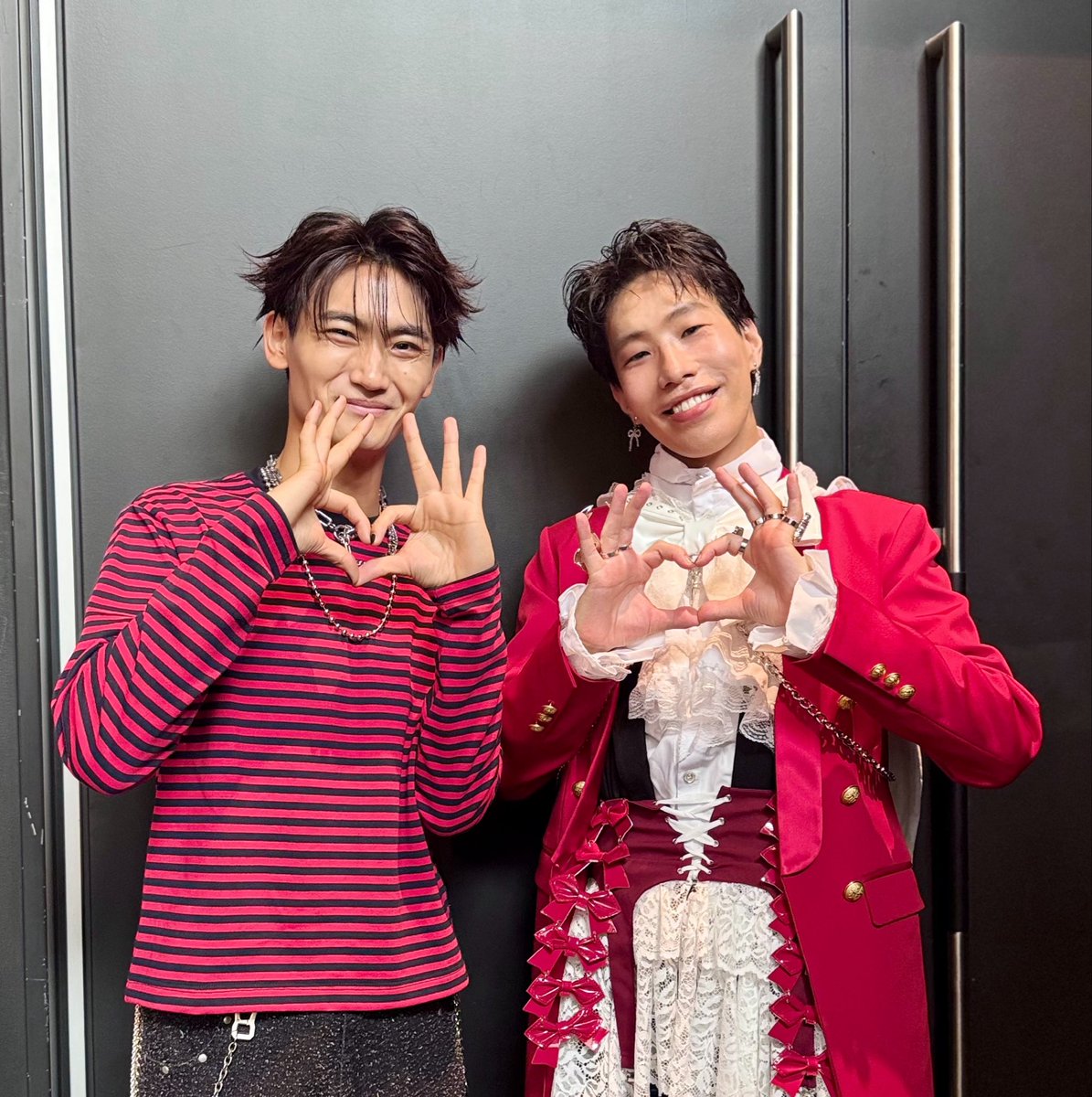 RyotaroSakaguTw's tweet photo. 最近、坂口エンジェル涼太郎がよくしているこのポーズ。
実は髙橋エンジェル颯ちゃんが考案してくれたエンジェルハートなんやよ👼🫶
よろしければ観劇の記念写真の際にお使いください！颯ちゃんと一緒に創り上げたエンジェル、いよいよあさってfor youするで❤️‍🔥🪽#RENT2026 https://t.co/QbEaLh1uio