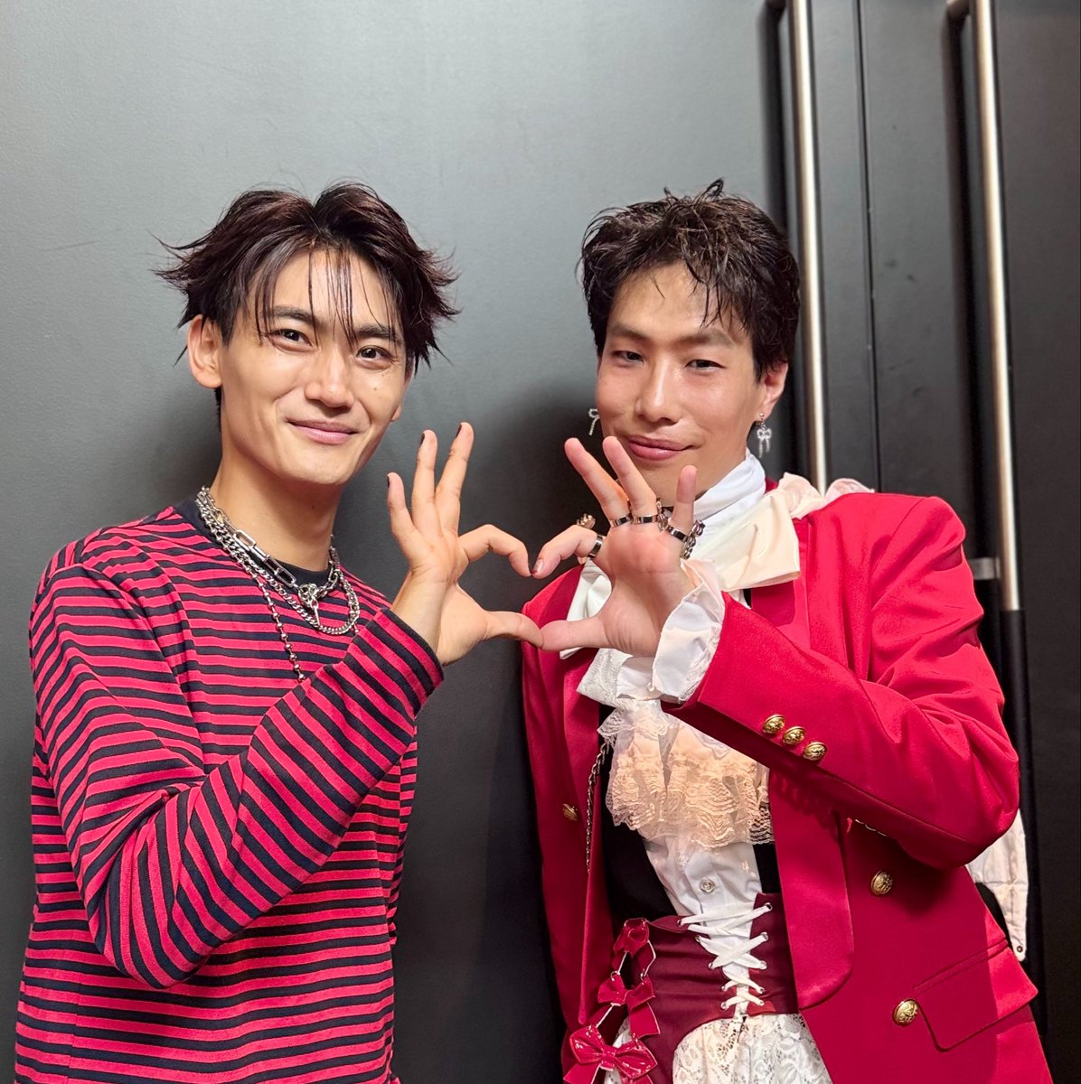 RyotaroSakaguTw's tweet photo. 最近、坂口エンジェル涼太郎がよくしているこのポーズ。
実は髙橋エンジェル颯ちゃんが考案してくれたエンジェルハートなんやよ👼🫶
よろしければ観劇の記念写真の際にお使いください！颯ちゃんと一緒に創り上げたエンジェル、いよいよあさってfor youするで❤️‍🔥🪽#RENT2026 https://t.co/QbEaLh1uio