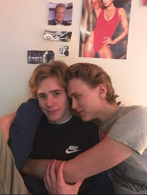 liveterna661337's tweet photo. Eskild : Look at these two! 
Linn : Is Isak also gay now??? 
Linn : How did you do that Eskild 
Noora : You two are hot 
Linn : Yeah 
Isak : Don’t post it anywhere. We’re not official or anything 
Eskild: Nono of course not https://t.co/Os3y6WoymU