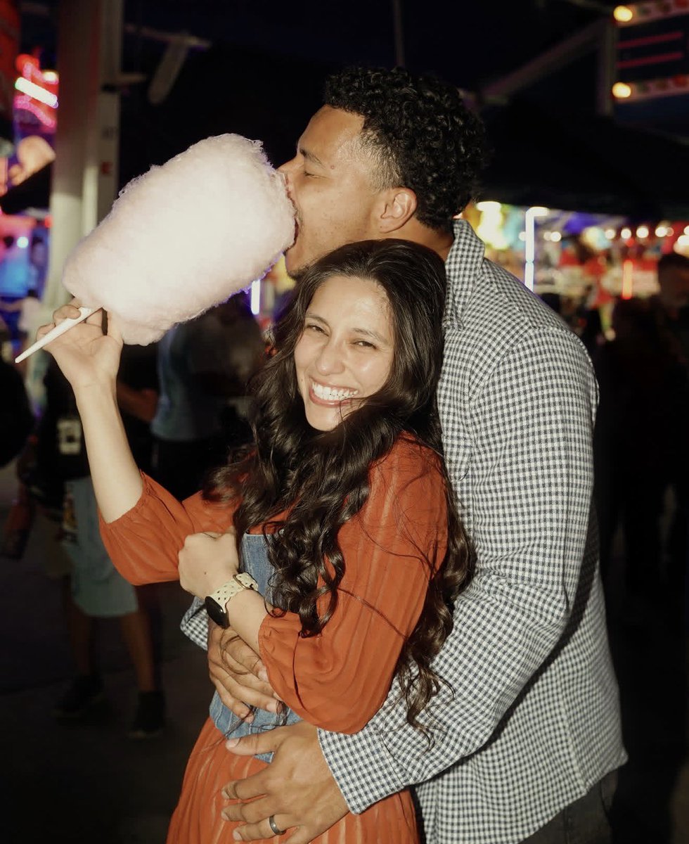 StateFairOfTX's tweet photo. Sweet treats, sweeter company! 💕 Today’s #PictureoftheDay is brought to you by @elfcosmetics 

📸: @breanna_salisbury33 https://t.co/JTcSDgE9EV