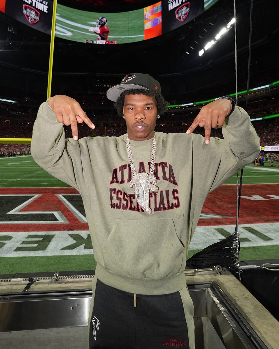 Dezzerbi's tweet photo. Lil baby at the falcons game last night 🔥🔥🏉 https://t.co/fKEb9bw6zD