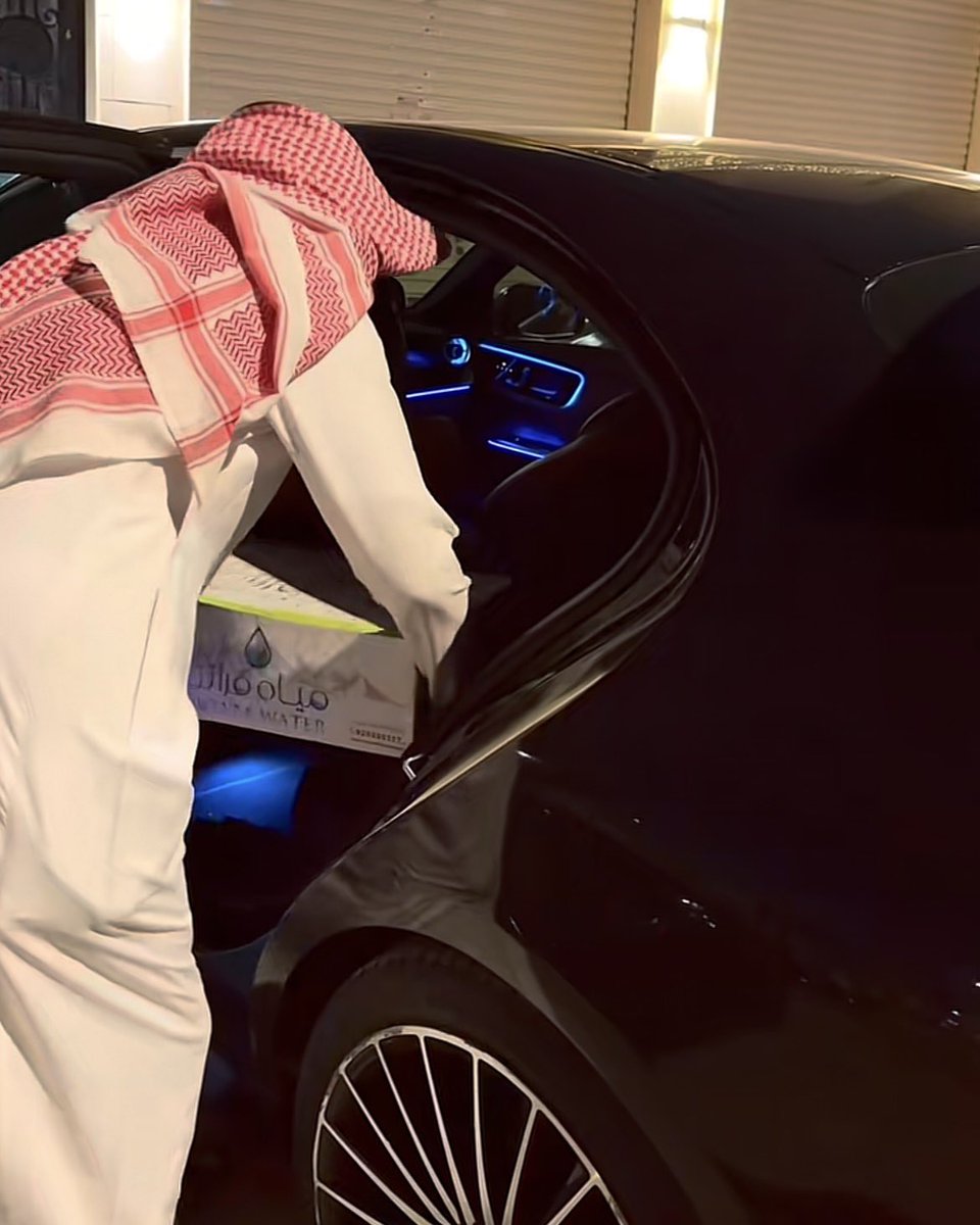 sxiiwi's tweet photo. يا جعل هالأيادي ما تمسّها النار بنت سعودية وأبوها يتصدقون عن السعودية ويوزعون الموية الله يحفظهم ويحفظ ديرتنا ويجعلها صدقة مقبولة 😢💚 https://t.co/pw8HCwGpT6
