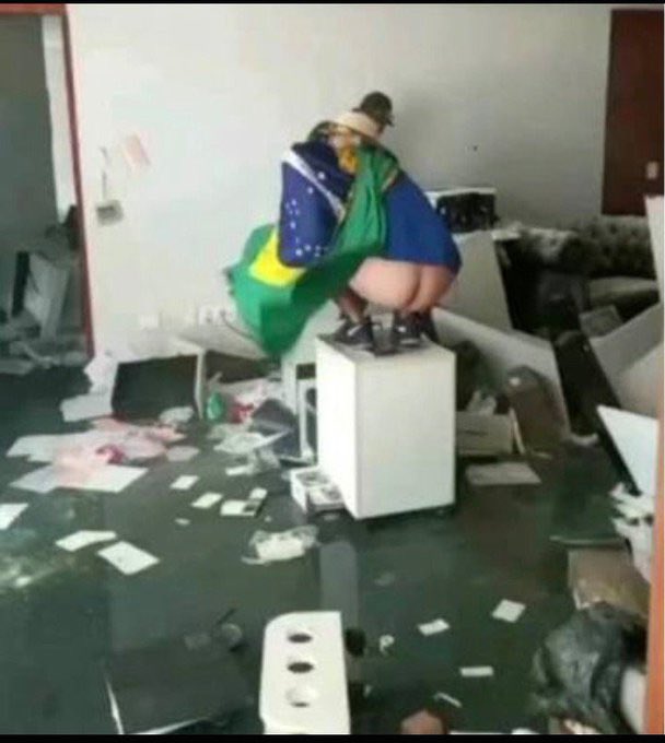 AperolSpitti's tweet photo. @CNNBrasil Que bom que isso aí sai com água e sabão né. Já isso aqui… https://t.co/hvbo1xwMGn