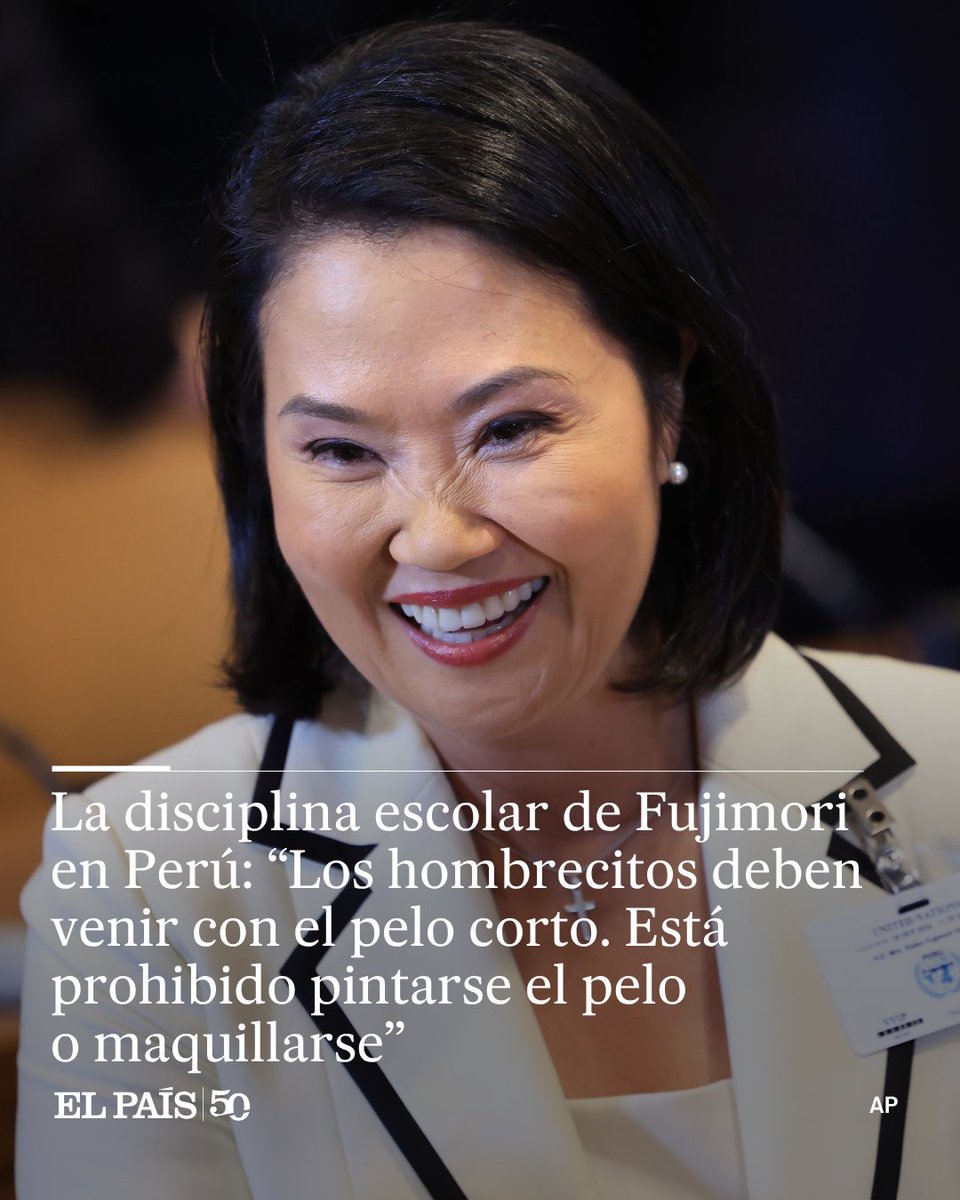 elpais_america's tweet photo. En las escuelas públicas del Perú, el orden empezará por la cabeza. Los alumnos varones deberán llevar el cabello corto y las alumnas tendrán que olvidarse de los tintes y el maquillaje. También habrá reglas sobre el largo de las faldas y el uso de teléfonos celulares durante las clases. La presidenta Keiko Fujimori ha anunciado este lunes un nuevo reglamento de disciplina escolar que recupera las expulsiones por faltas graves y las notas de conducta, con el objetivo declarado, según el Gobierno, de combatir la violencia y el acoso en las aulas

La mandataria gobierna un país golpeado por las extorsiones y los asesinatos del crimen organizado, y ha convertido la recuperación del orden en su principal bandera política. Su plan de gobierno en campaña se llamaba, precisamente, “Perú con Orden”. Por ahora, ese propósito parece más fácil de aplicar en los peinados de los escolares que a las bandas criminales. “Los más malcriados no van a estar en las aulas”, advirtió https://t.co/ysxww7npiu