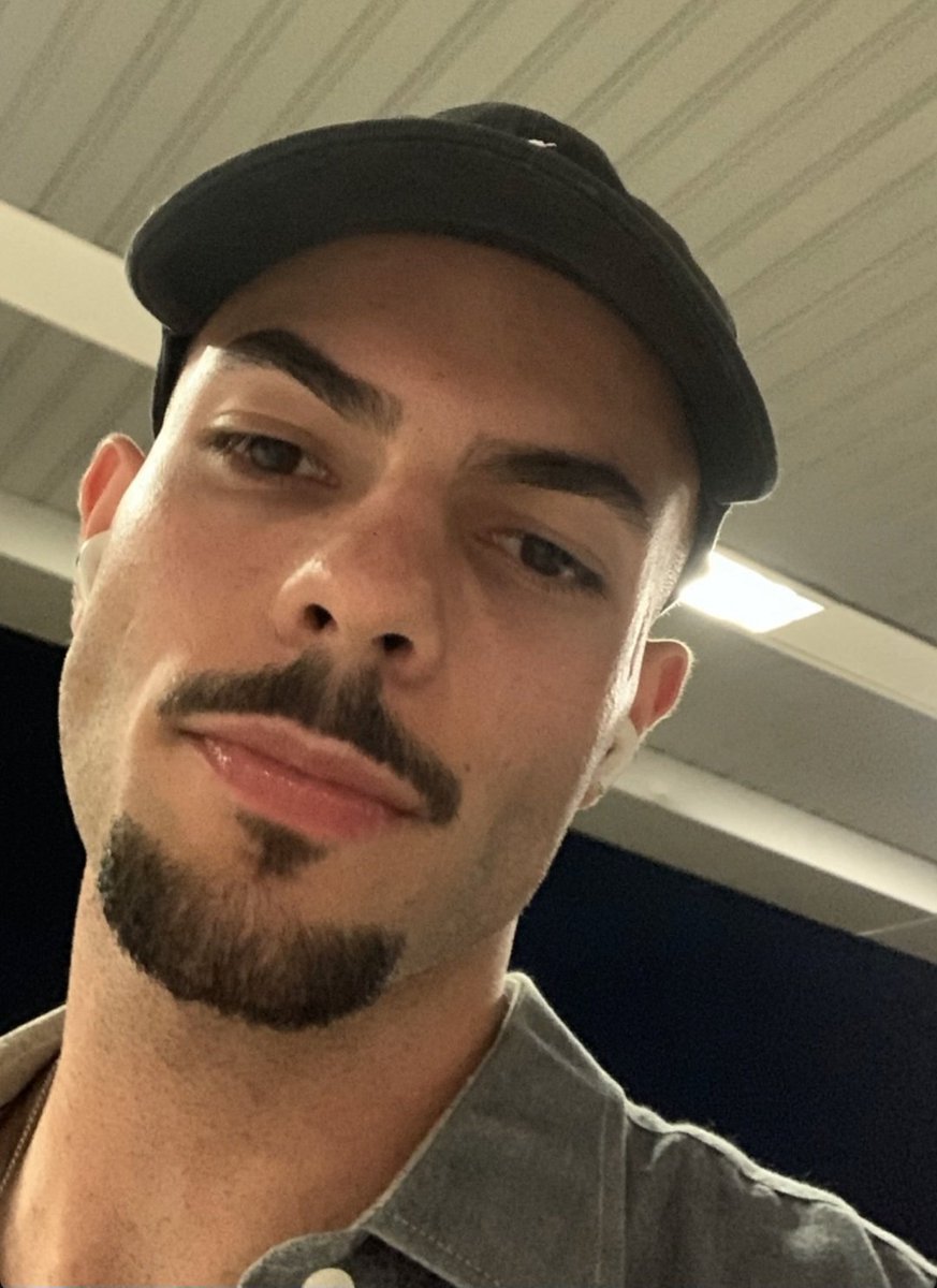 xcxeddy's tweet photo. ele é gostoso e bonito SIM https://t.co/fskzExjPhG