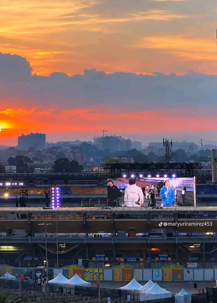 Cypher4btscol's tweet photo. Imagínense la energía de los chicos para que Chile los recibiera con semejante belleza de atardecer y en Colombia también se haya formado la bandera en el cielo 😭❤️‍🔥. De verdad que ellos vinieron a sanar el mundo 😭 https://t.co/F0j14GIpOP