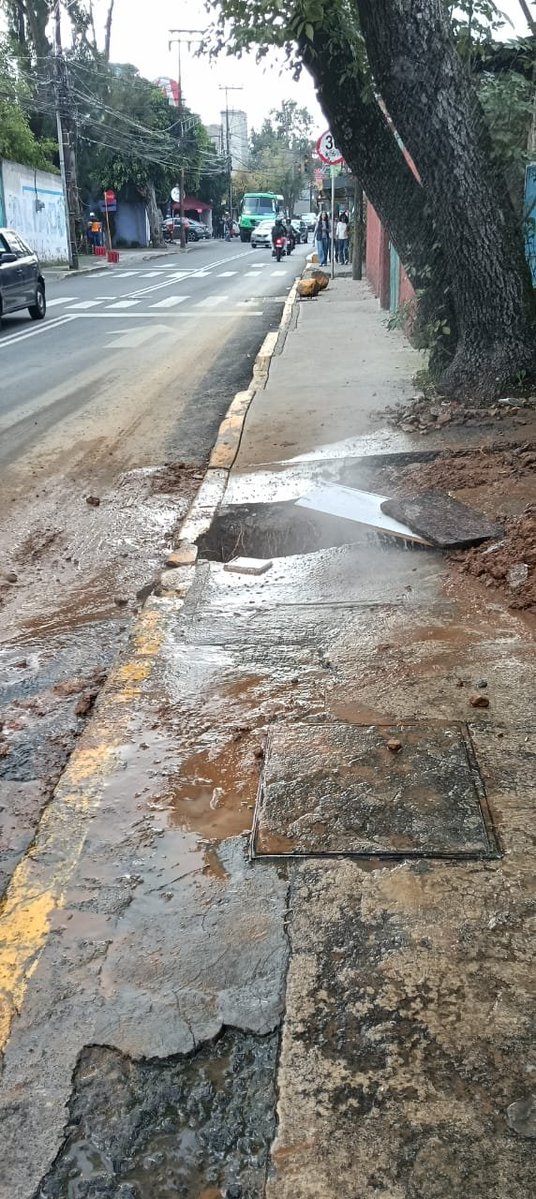 jlkastro's tweet photo. @GobCDMX @AlcaldiaAO @SEGIAGUA @SOBSECDMX @locatel_mx @NoMasCondosAO @vecinosdesierto Se solicita la reparación de fuga de agua potable, lo hicieron mal nueva fuga, supervisen trabajos está mal hecho
Calz al desierto de los leones  1421 A
Col Alcantarilla Alc Álvaro Obregón. https://t.co/g12bsNvSYI