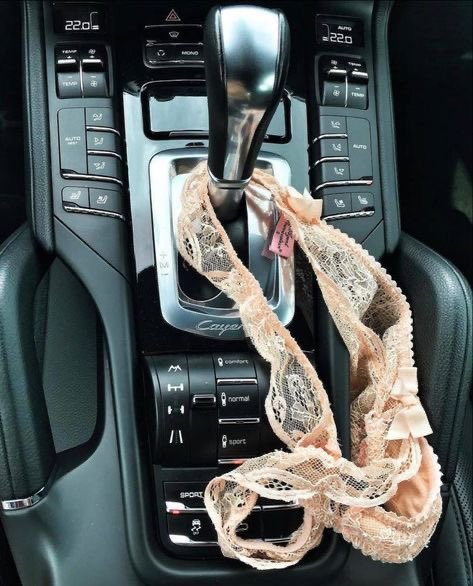 Solar7o's tweet photo. Mi auto debería tener esta decoración https://t.co/VH37975HCK