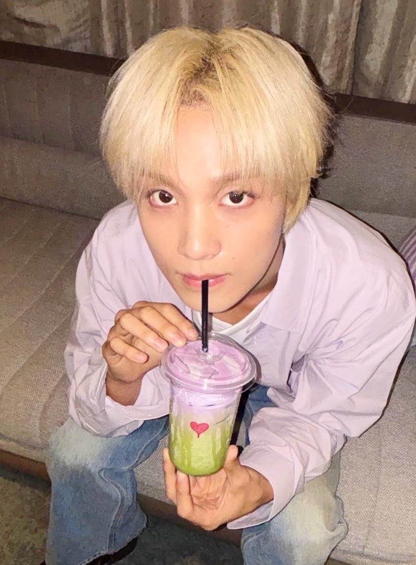 mkhcnn's tweet photo. Mark Lee with his matcha latte? maybe? i guess 🍵💚 meanwhile Haechan, who doesn’t even like matcha, pretending to be one 😭 our hardworking BA 🐻🙂‍↕️ https://t.co/7ycYmDnpI8