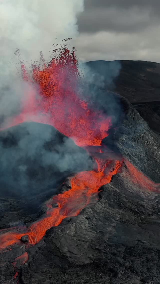JospAdams's tweet photo. Iceland’s volcanic eruption is a powerful reminder of how alive our planet truly is—raw chaos transformed into breathtaking beauty. https://t.co/PUkQVmdnSR