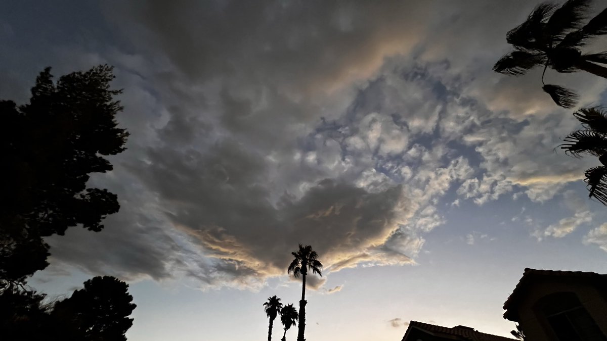 elguerolanchero's tweet photo. The skies of Las Vegas looking a little angry 😡 right now #lookup #lvwx #wx #weather #clouds #storm enjoy the weather it’s cooler now 66 degrees https://t.co/S0DaxtFf7b