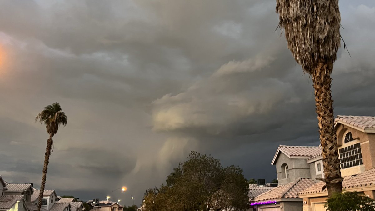 elguerolanchero's tweet photo. The skies of Las Vegas looking a little angry 😡 right now #lookup #lvwx #wx #weather #clouds #storm enjoy the weather it’s cooler now 66 degrees https://t.co/S0DaxtFf7b