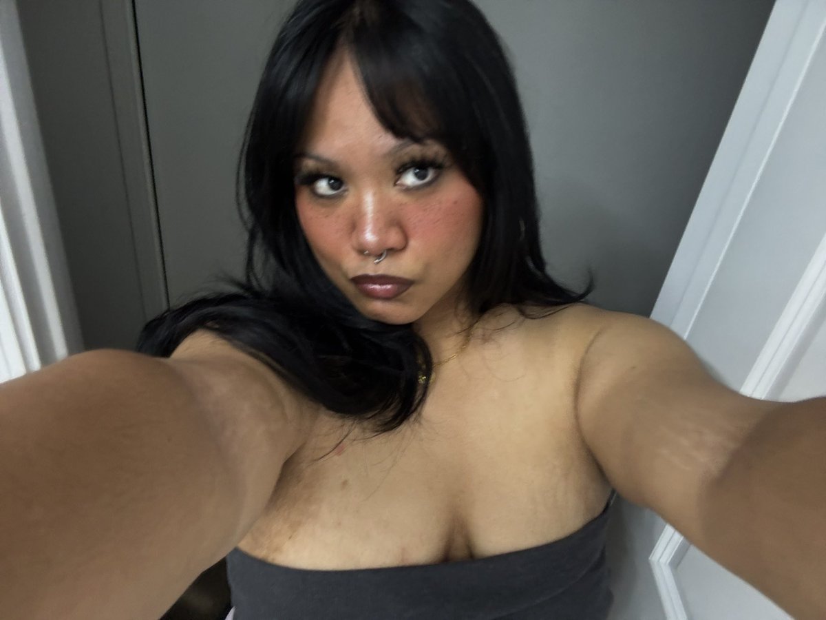 notmangomami's tweet photo. sorry are u guys tired of my face Yet :3 https://t.co/ryN1GHcq10