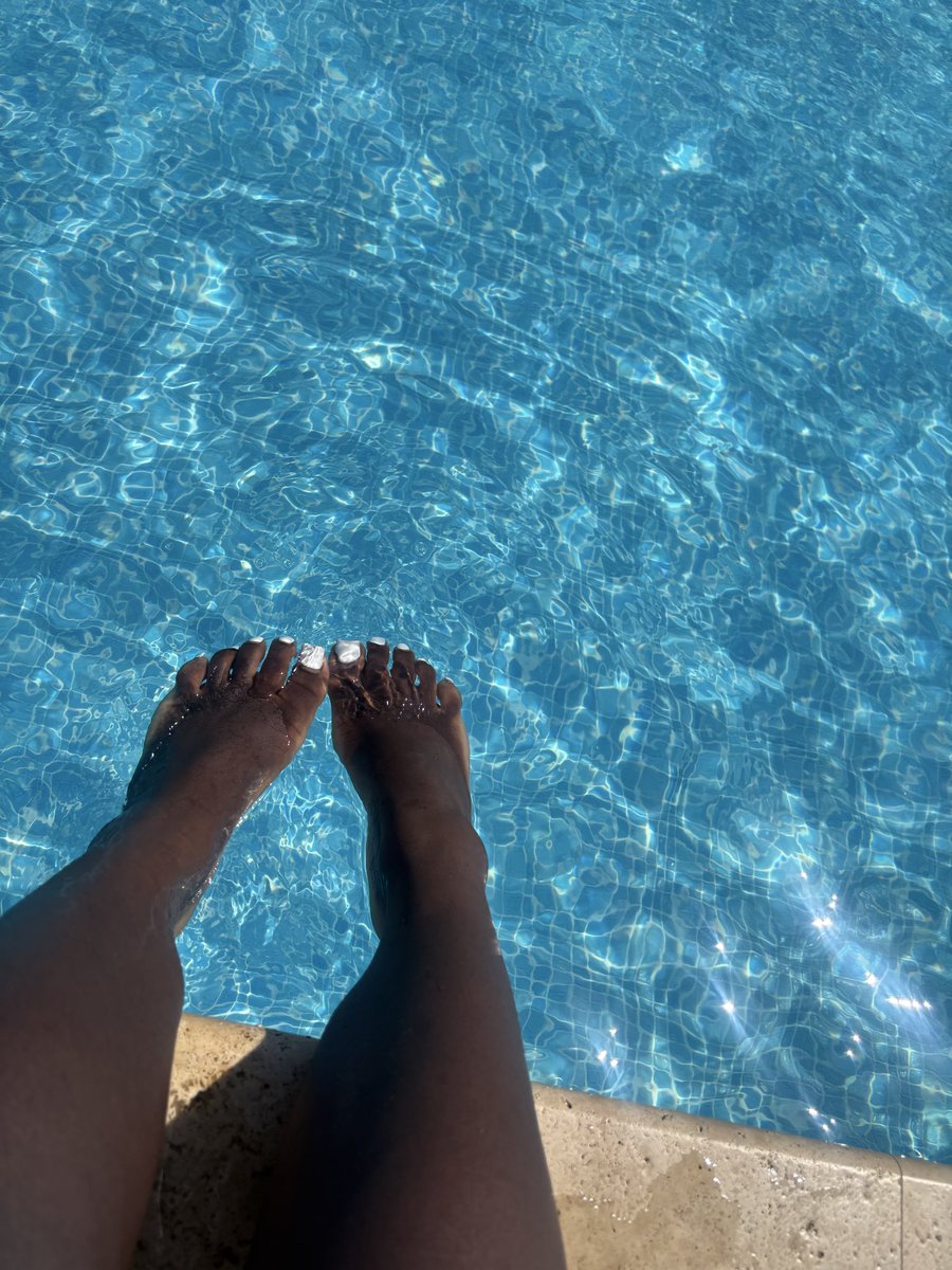 RosaDominas's tweet photo. #feetfetısh #pieds #feetpicture #soumis 
Je garde pour moi mes vidéos avec mes soumis ou je fais le coquine ? 👅 https://t.co/vlAJB7XJEZ