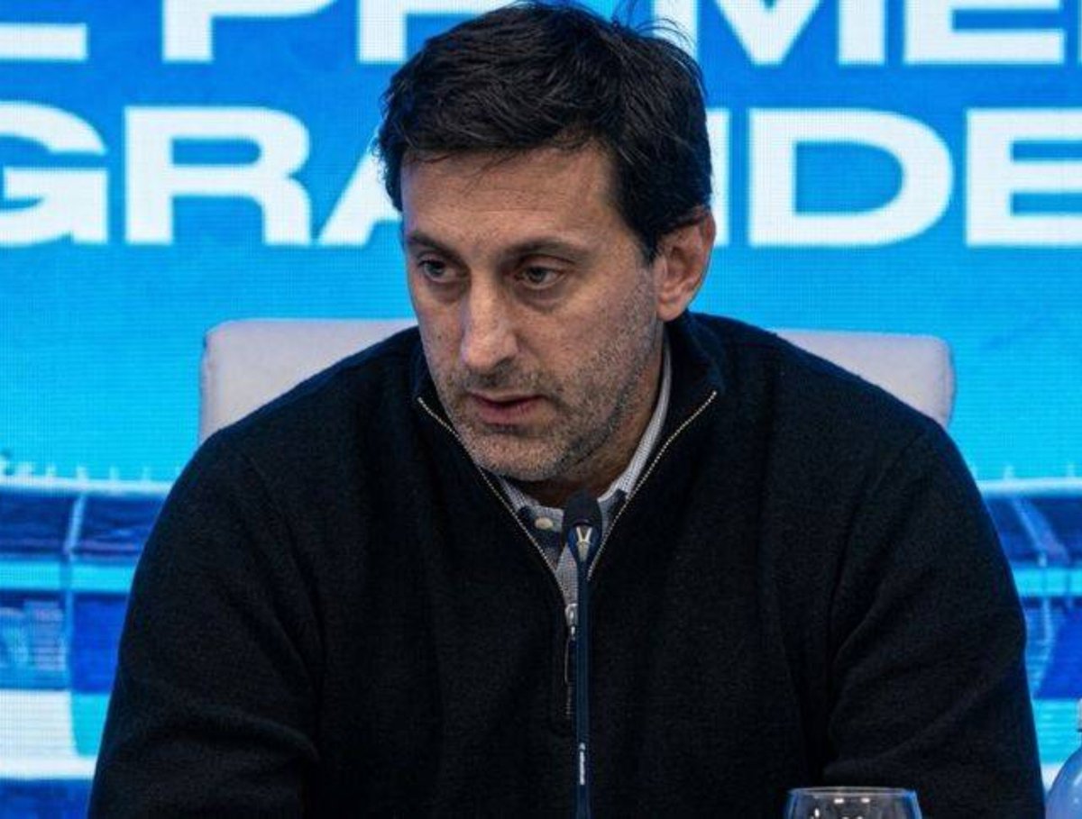 Totypintosok's tweet photo. PEDIDO DE FAVORES

Diego Milito y su representante Adrián Faija, tienen charlas con otros representantes del fútbol argentino para ubicar a gran parte de estos jugadores fuera de Racing y que puedan venir otros para el 2027 cuando se defina el nuevo DT. ¿Se van Saja y la ST?. https://t.co/MS4tyJyfSX