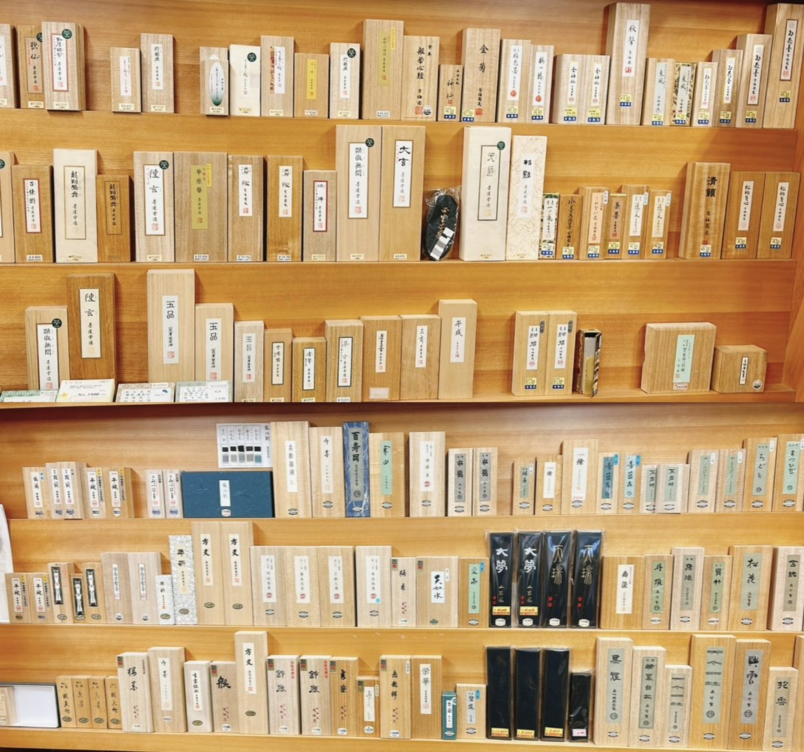 eihousai's tweet photo. 書道を教える場所をお探しの方
神田・小川町で、書道教室を始めてみませんか？書道用品店「栄豊齋」の2階にある教室を、書道教室・各種講座の会場としてご利用いただけます✨

「これから教室を始めたい」
「今の教室をもう少し広い場所に移したい」
「単発で教室を借りたい」など
ご利用方法は柔軟に対応致します

● 定期利用（通年）
曜日・時間を決めて継続的にご利用いただけます。
● 単発利用
作品選別、錬成会などにもご利用いただけます。

教室は3部屋
A教室　定員22名
B教室　定員16名
C教室　定員16名
月曜日～土曜日利用可(日曜日応相談)

漢字、仮名、篆刻、写経、その他にもご相談いただけます。まずは教室の見学・ご相談だけでもお気軽にお問い合わせください。