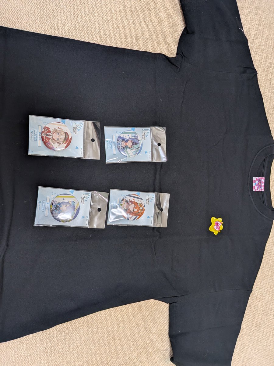 ui440ca's tweet photo. アソビ★まわり隊のTシャツ買えた！！！
みんなの缶バッジも！！！
これからカバンに全部つけてお仕事頑張ってきますー(^^)

Tシャツ余りにも可愛すぎる、、
缶バは寒色さんチームと暖色さんチームで分けてカバンの前後ろにつけます！！
#つづりみーつけた
#宙科そぴあ
#あちちみて
#百灯キョーコ https://t.co/QWeAGV0SKK