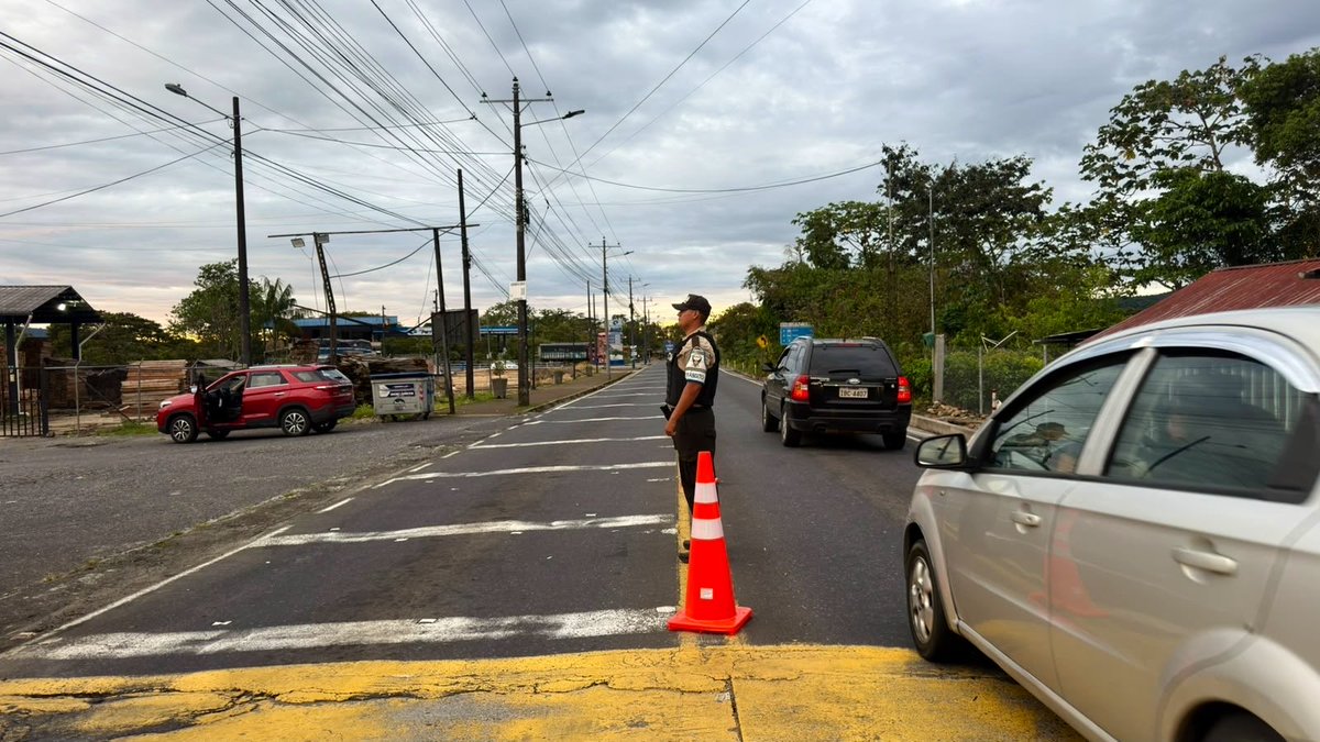 PoliciaEcZona3's tweet photo. 📍#PASTAZA| SEGUIMOS FIRMES EN TERRITORIO
Intensificamos operativos en #Mera mediante nuestros puntos estratégicos check points con la finalidad de reforzar la vigilancia y evitar actos delictivos.
Tu seguridad es nuestra prioridad.
#PolicíaEcuador
#EstrategiaOperacional3D https://t.co/DS3tx56Z7u