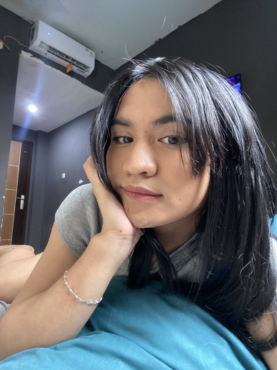 Zeyzereyna's tweet photo. Kalian suka aku gak hijaban? wkwkwk #Cderjakarta #Femboy #Shemalejkt https://t.co/Uy72EaAYqt