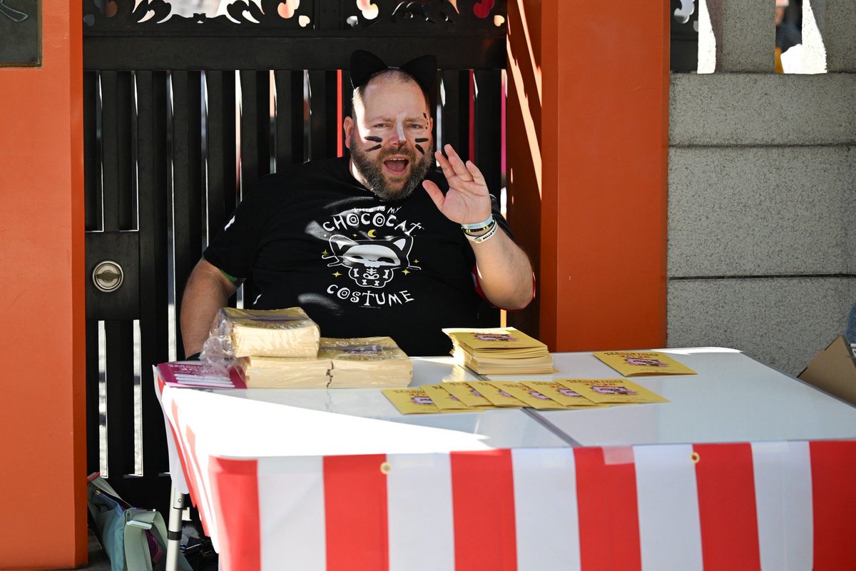 bakenekoparade's tweet photo. 【化け猫フェス2026終了しました！】
☆ご来場参加のみなさま、神楽坂および関係者のみなさまに御礼申し上げます。
公式発表としてパレード参加者のべ3000匹、フェスティバル来場者15000匹の猫が集まりました。会場数、コンテンツ数ともに過去最大規模の開催となりました。10匹のほどのノラネコで始まりここまで大きくなったことに感慨です。そしてこれだけの猫が集まって大きなトラブルも起きずに開催できたことに、みなさまが化け猫フェスを大切に思ってくれたことに主催者一同、重ねて御礼。
☆画像のとおり世界各地から猫が一同に集りました！猫サミット。戦争や対立で人間世界が不穏な状況のなか、猫は地球規模で仲良くひとつになれることを証明しました。世界に必要なのは猫だと断言します！
☆会場も広くなり、スタンプラリーもコンプリートしてくれる方が多く（飯田橋ラムラから本部までけっこうな距離なのに！）街が猫だらけになったという感想も届いてます。
広すぎて各会場でどんなことが起きていたか、主催者も正確に把握できていません。化け猫フェスは来てくれた猫、ひとり一人が主人公です。当日何を見たか？どんなことがあった、どんな体験をした？ひとり一人のドラマがあると思います。ぜひSNSで綴ってください。みんにゃの化け猫を聞きたいです！
☆海外からのお客さまが増えたのは映画『レンタルファミリー』で興味を持ってくれた方も多いと思います。「レンタルファミリー特製シール」も配布が売り切れる人気。
　そしてそして『レンタルファミリー』のヒロイン、ミア役のゴーマン シャノン 眞陽さんが本当に化け猫フェスに参加してくれました！
レンタルじゃなくてまさかのリアル化け猫ファミリーが実現。こんなに嬉しいことはないです。ファイナルパレードでは先導旗を持って。スペシャルなパレードになりました！
☆公式写真はカメラマン様が準備でき次第、Facebookの写真ページにアップしていきます。まだまだ化け猫フェスは続きます。お楽しみに！

来年2027 October 10　にまた会いましょう(ΦωΦ）

化け猫フェスティバル2026