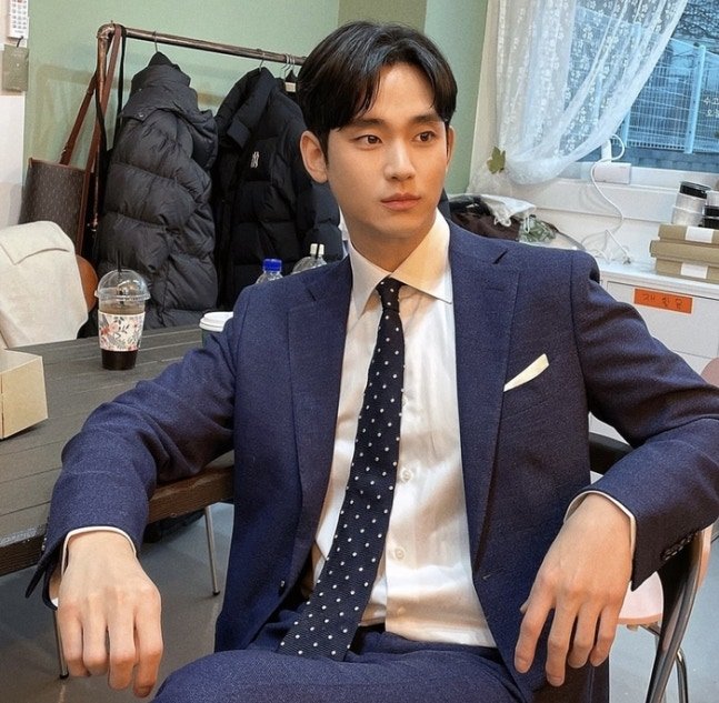 DallyeoHu's tweet photo. ‘2년 강제 자숙’ 김수현 억울함 벗었다…‘조작 카톡’ 진짜 주인공은 연예인 A씨

배우 김수현을 김새론과의 미성년자 시절 교제 의혹으로 몰아넣으며 지난 2년간 강제 자숙하게 만들었던 ‘조작 카톡’의 실제 주인공이 타 연예인인 것으로 드러났다.

https://t.co/qx0gbYuaLe https://t.co/UFf2ttNmKE