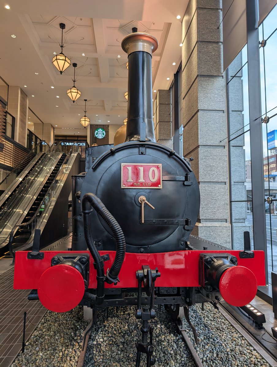 meipur8's tweet photo. 昨日立ち寄った建物の中で、本物の機関車（110号形）を発見して思わずパシャリ🚂✨
​会場へ向かう途中、JRの快速で通った新川崎駅では貨物列車がずらりと並んでいてびっくり！「あっ、本物の桃太郎だ！🍑」と1人で密かに大興奮でした。↓続 https://t.co/xBIGjHzNQt