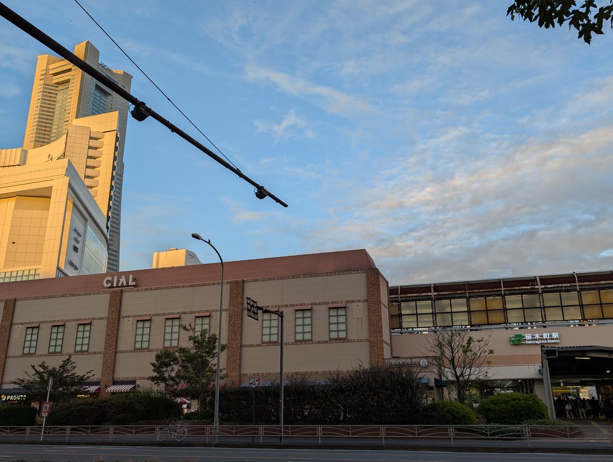 meipur8's tweet photo. 昨日立ち寄った建物の中で、本物の機関車（110号形）を発見して思わずパシャリ🚂✨
​会場へ向かう途中、JRの快速で通った新川崎駅では貨物列車がずらりと並んでいてびっくり！「あっ、本物の桃太郎だ！🍑」と1人で密かに大興奮でした。↓続 https://t.co/xBIGjHzNQt