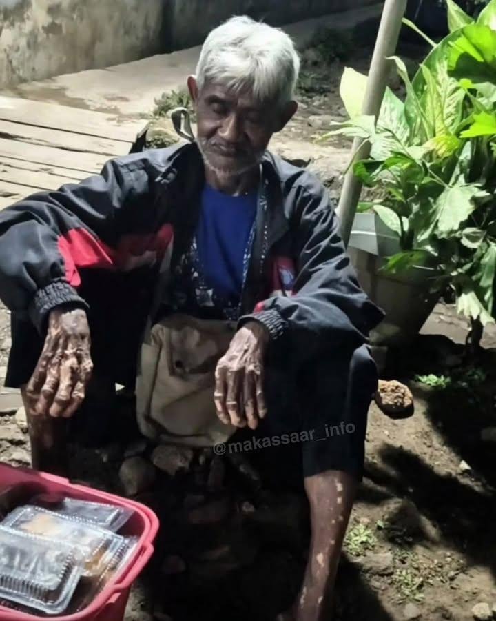 mizyasal's tweet photo. Kalo ada orangtua/lansia di usia segitu yang harusnya istirahat tapi milih untuk kerja berjualan percayalah mereka ga nyari kaya tapi untuk bertahan hidup, kalian jadi orang jangan jahat jahat dong, kalo pun mereka ngelanggar bicarakan baik baik  😢 https://t.co/9DHTiA2G7v
