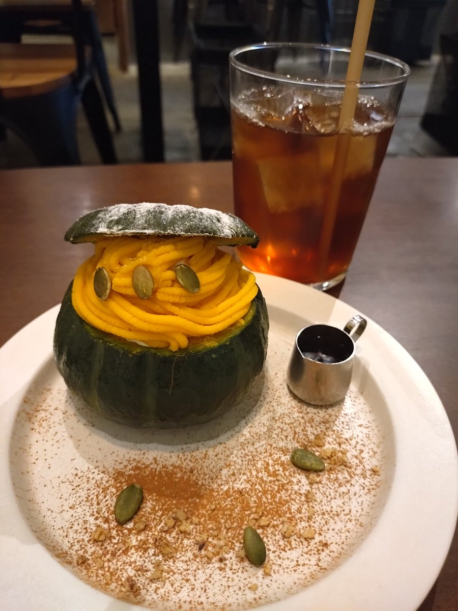 konatsu_takagi's tweet photo. 🔴101世田谷堂
🔵丸ごとかぼちゃプリン
器のかぼちゃごと食べられるのでお腹一杯になるボリューミーなプリン🎃
#世田谷 #101世田谷堂 #かぼちゃ #ハロウィン #上町 #カフェ #cafe #紅茶 #プリン https://t.co/4jfP9RjxGP