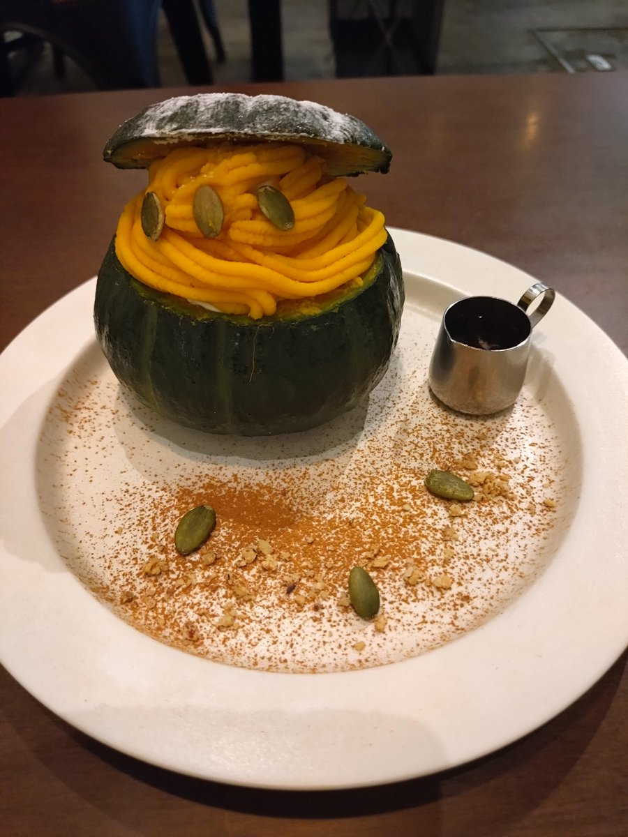 konatsu_takagi's tweet photo. 🔴101世田谷堂
🔵丸ごとかぼちゃプリン
器のかぼちゃごと食べられるのでお腹一杯になるボリューミーなプリン🎃
#世田谷 #101世田谷堂 #かぼちゃ #ハロウィン #上町 #カフェ #cafe #紅茶 #プリン https://t.co/4jfP9RjxGP